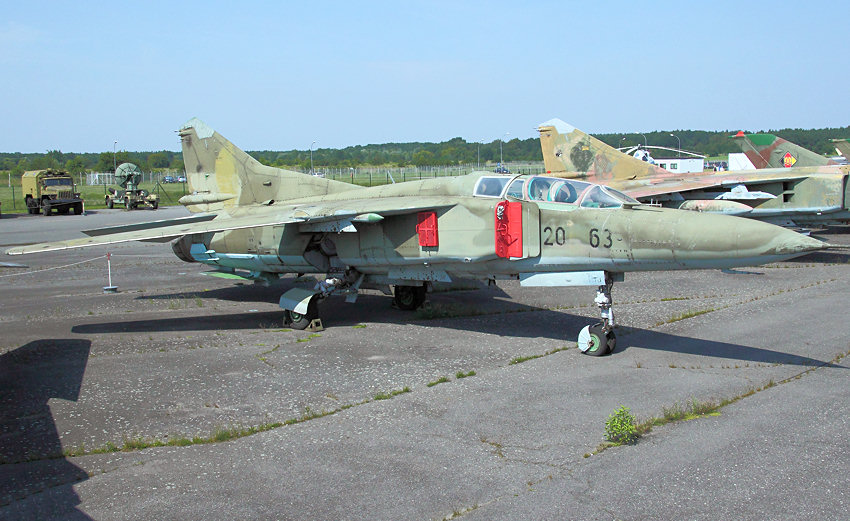 MiG-23 UB, Mikojan-Gurewitsch: doppelsitzige Trainerversion der MiG-23
