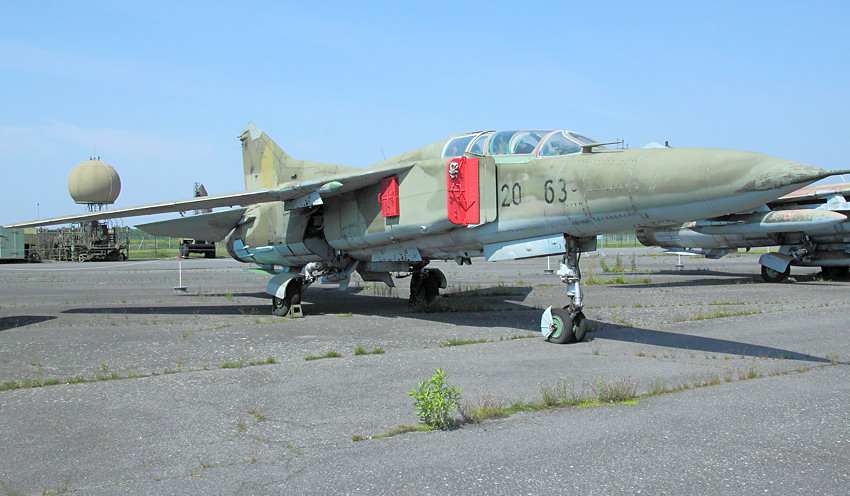 MiG-23 UB, Mikojan-Gurewitsch: doppelsitzige Trainerversion der MiG-23