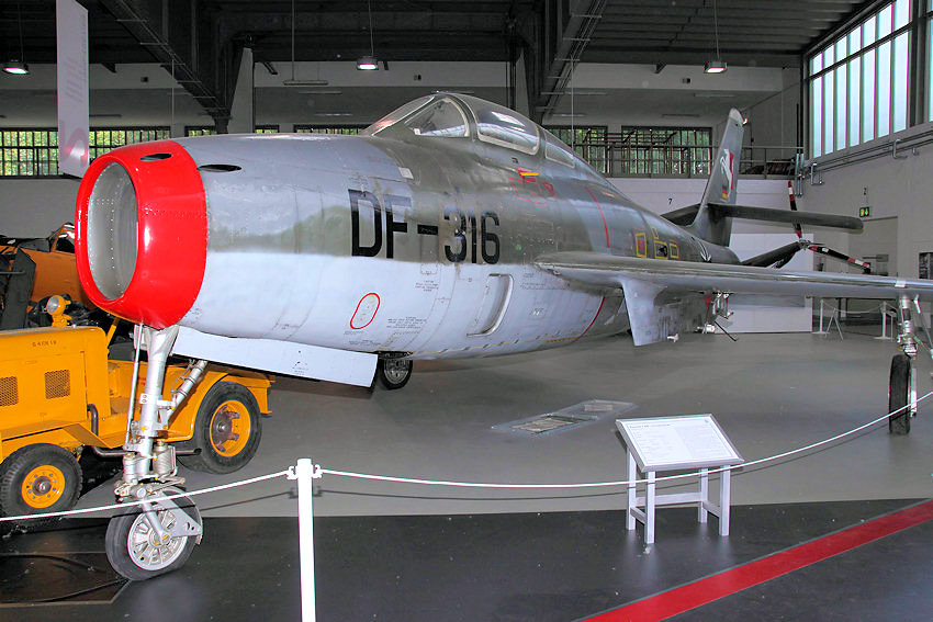 Republic F-84 F Thunderstreak: einstrahliges Kampfflugzeug aus US-amerikanischer Produktion