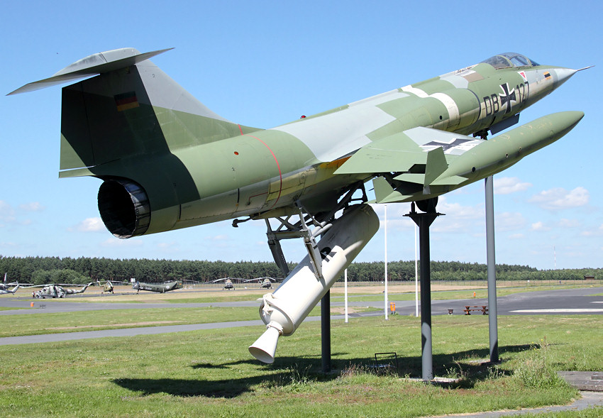 Starfighter F-104 G Zell: Kampfflugzeug mit Boosterrakete zum Start von zerstörten Flugplätzen