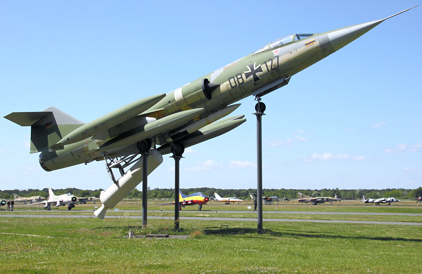 Lockheed F-104 G Zell - Starfighter: Flugzeug mit Boosterrakete zum Start von zerstörten Flugplätzen