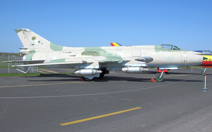 Suchoj SU-17: Jagdbomber mit Schwenkflügel  (NATO-Code: Fitter)