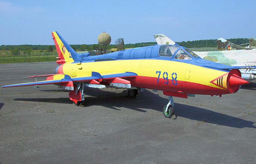 Suchoj SU-22 M 4: Jagdbomber mit Schwenkflügel von 1977  (NATO-Code „Fitter-K“)