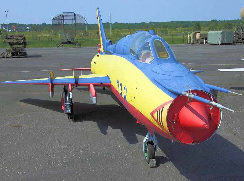 Suchoj SU-22 M4: Jagdbomber mit Schwenkflügel von 1977  (NATO-Code „Fitter-K“)