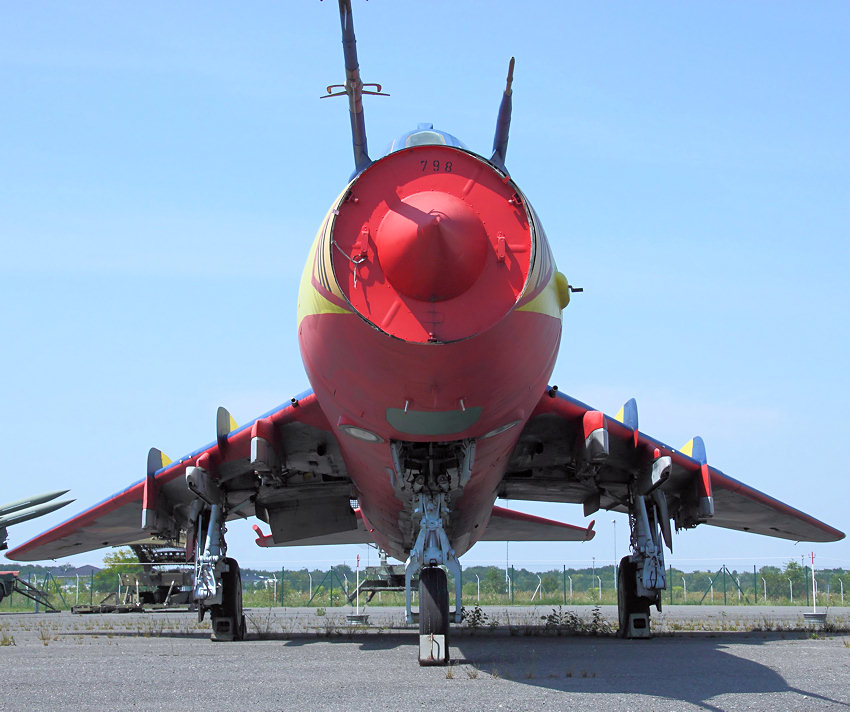 Suchoj SU-22 M4: Jagdbomber mit Schwenkflügel von 1977  (NATO-Code „Fitter-K“)