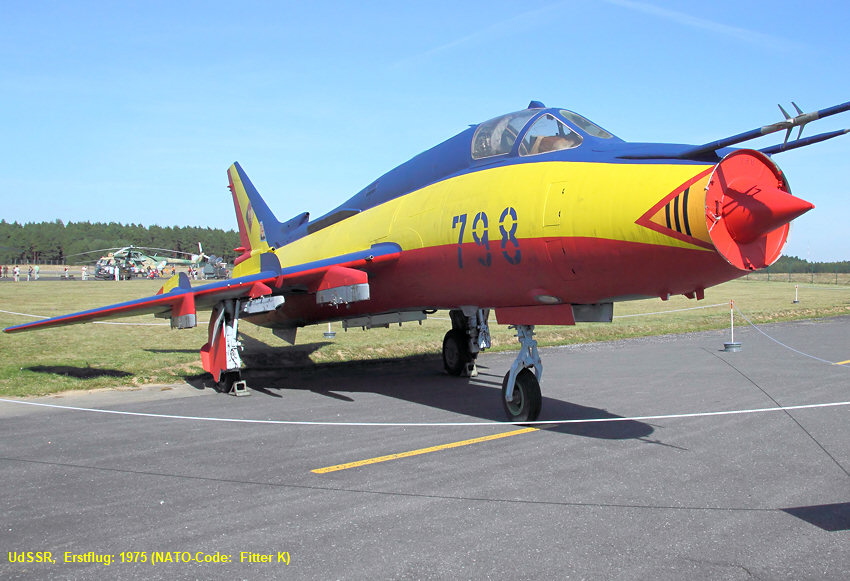 Suchoj SU-22 M4: Jagdbomber mit Schwenkflügel von 1977  (NATO-Code „Fitter-K“)