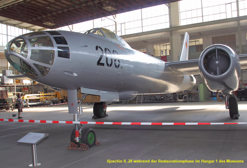 Iljuschin IL-28 während der Restaurationsphase im Hangar 1 des Museums
