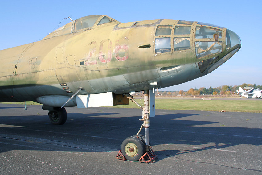 ILJUSCHIN IL-28:  Cockpit mit Bomberbug