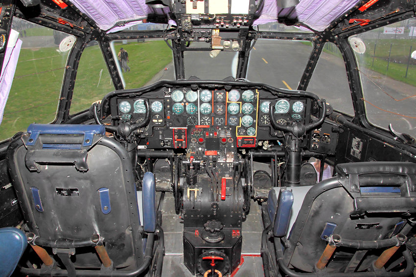 Nord Aviation N 2501D Noratlas: Cockpit des Militärtransporters