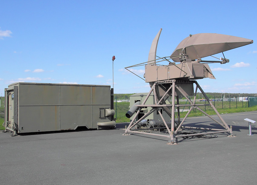Flugsicherungstechnik PAR-C: um Flugzeuge auf einem im Voraus festgelegten Gleitwinkel  herunterzuführen