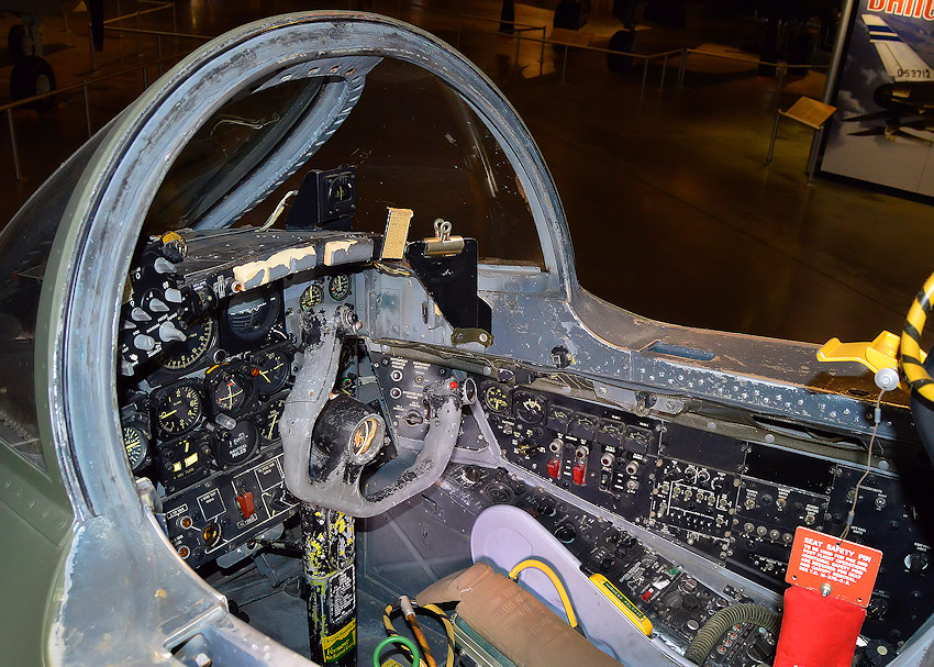 Martin B-57B Canberra - Cockpit links