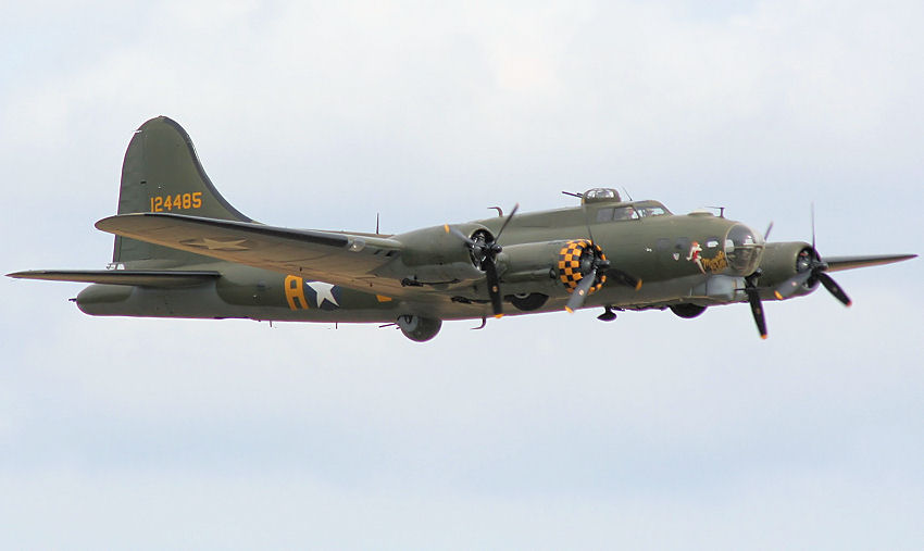Boeing B-17:  Flugansicht des amerikanischen Bombers
