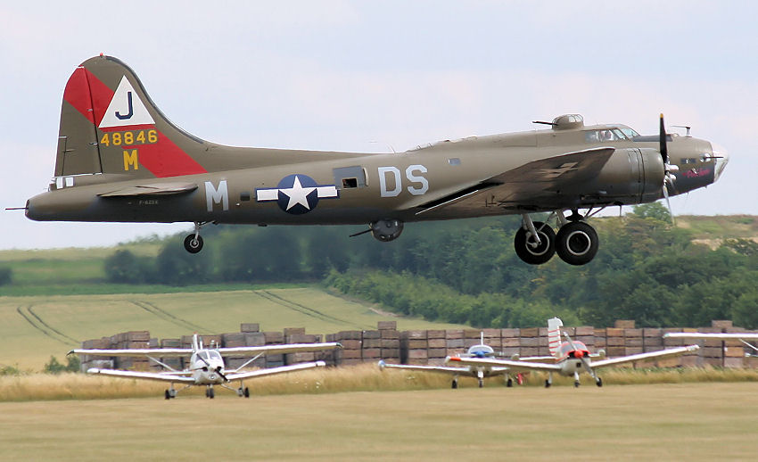 Boeing B-17 “Flying Fortress”:  Flugansicht des amerikanischen Bombers