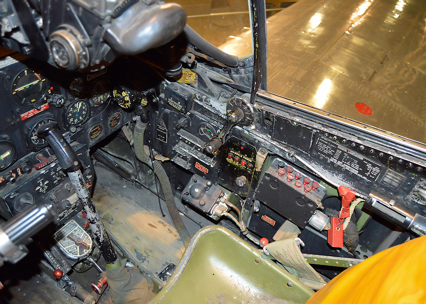 North American P-51D - Cockpit rechts