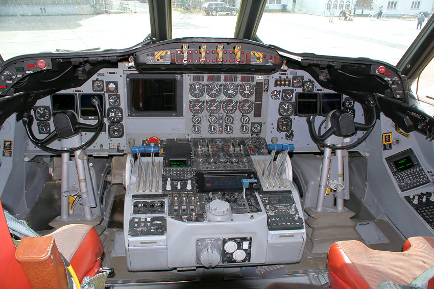 Lockheed P-3 Orion: Cockpit
