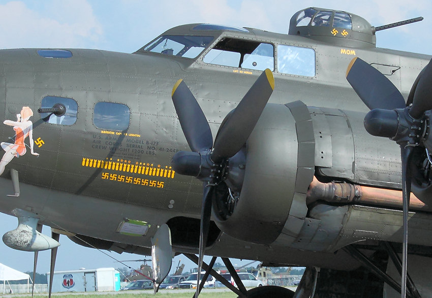 Boeing B-17G Flying Fortress (Fliegende Festung): schwerer Bomber der USA  mit Hakenkreuzen, die die Abschussrate anzeigen