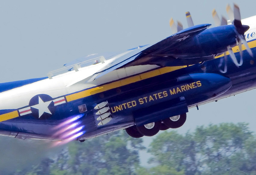Lockheed-Martin C-130T Hercules "Fat Albert": Service-Maschine der Kunstflugstaffel “Blue Angels” startet mit 8 Raketen-booster