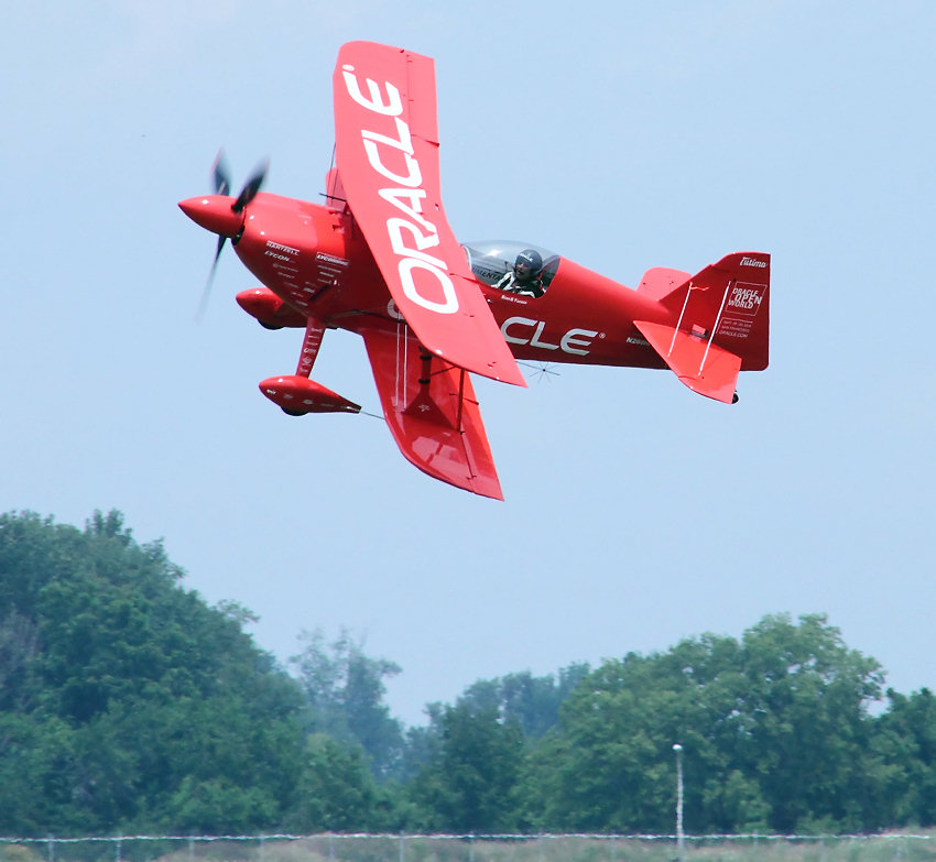Challenger II - Aerobatics: Aviation Specialists Sean T. Tucker macht Kunstflug in Dayton / Ohio 2010