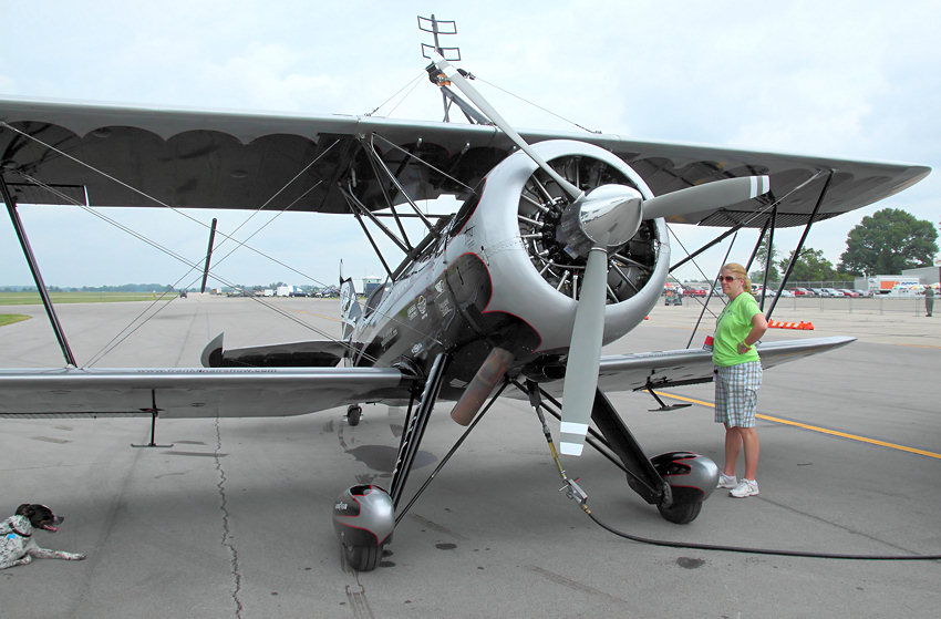 Waco UPF-7: Kunstflug mit einer Artistin auf den Tragflächen