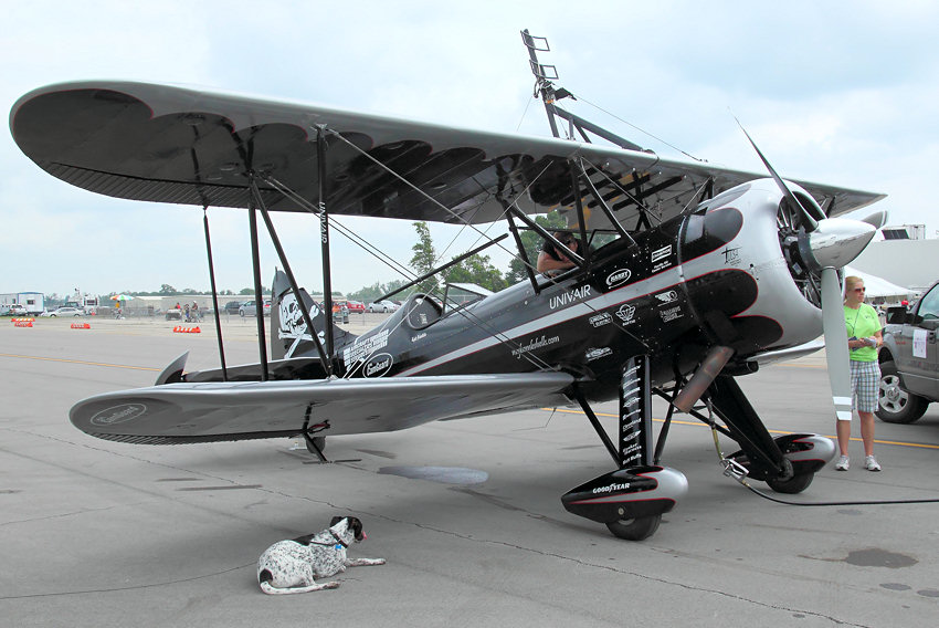 Jet Waco JMF-7J (Waco UPF-7): Flugshow mit einer Artistin auf und unter den Tragflächen