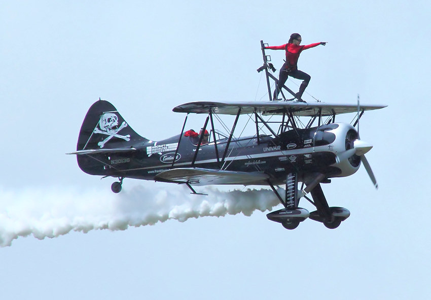Jet Waco JMF-7J: Flugshow mit einer Artistin auf und unter den Tragflächen