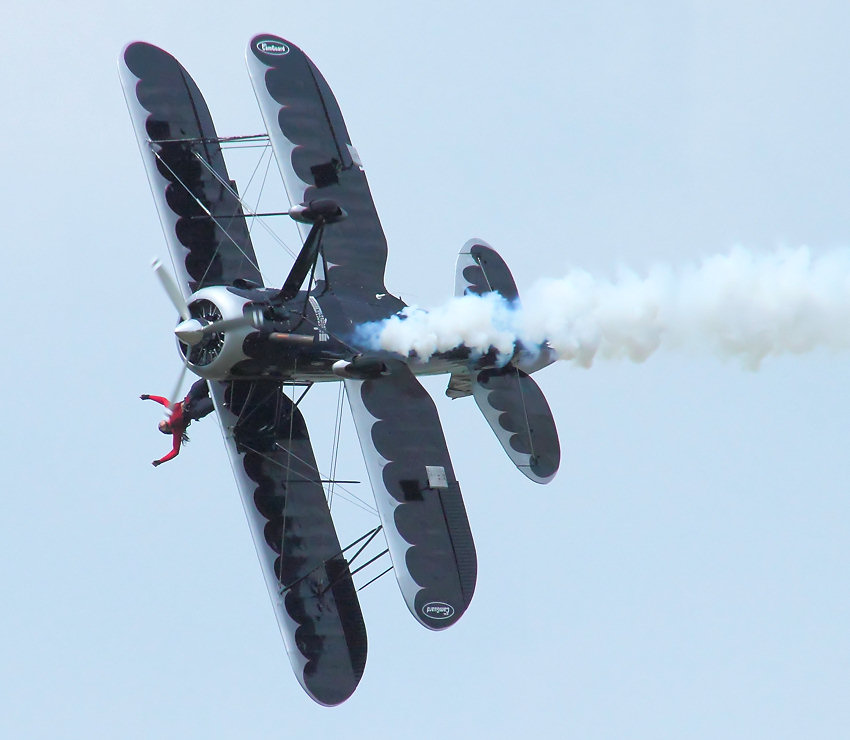 Jet Waco JMF-7J (Waco UPF-7): Kunstflug mit einer Artistin auf den Tragflächen