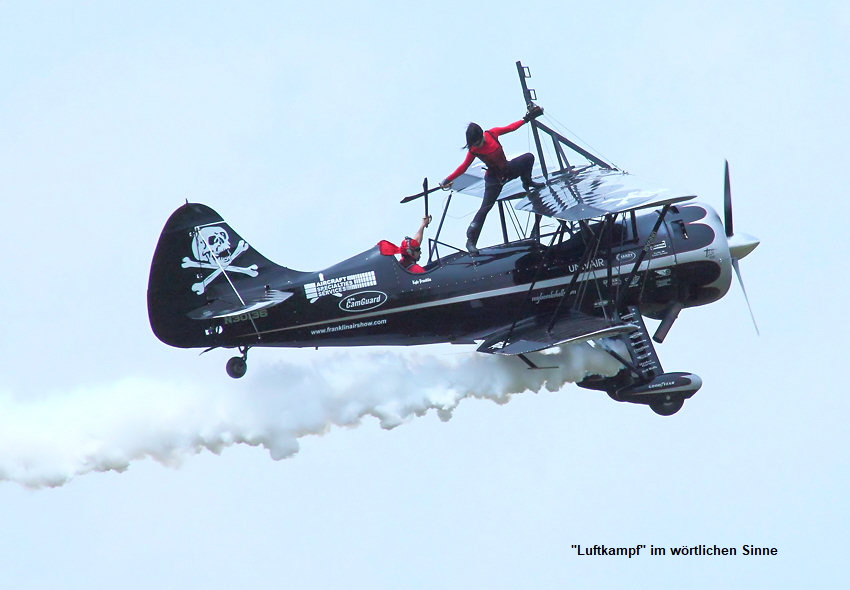 Waco UPF-7: Flugshow mit einer Artistin auf und unter den Tragflächen
