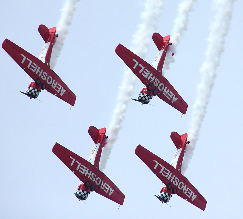 North American AT-6G Texan: AeroShell Aerobatic Team fliegt Kunstflug