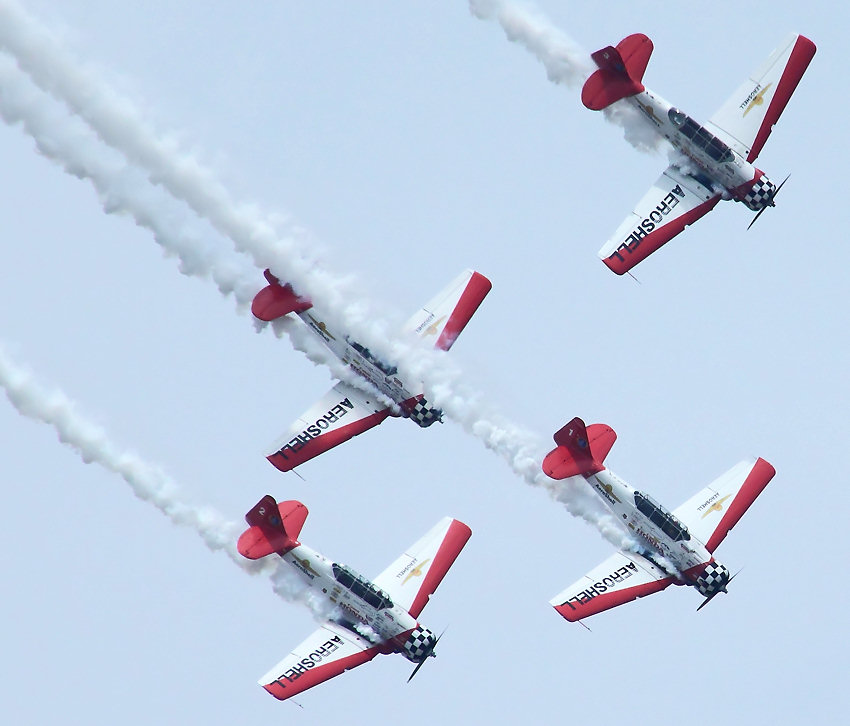 North American AT-6 Texan: AeroShell Aerobatic Team zeigt Kunstflug