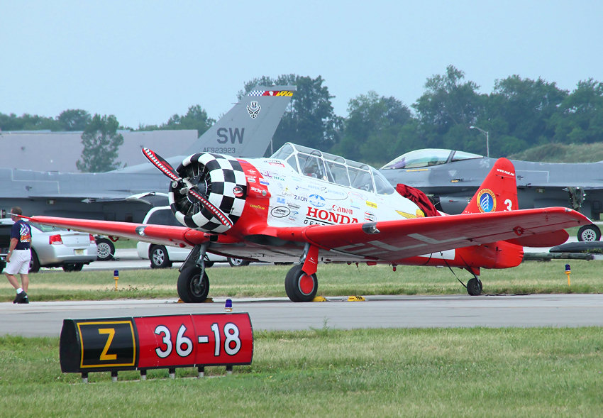 North American AT-6G Texan: Das AeroShell Aerobatic Team zeigt Kunstflug der Trainingsmaschinen v. 1939