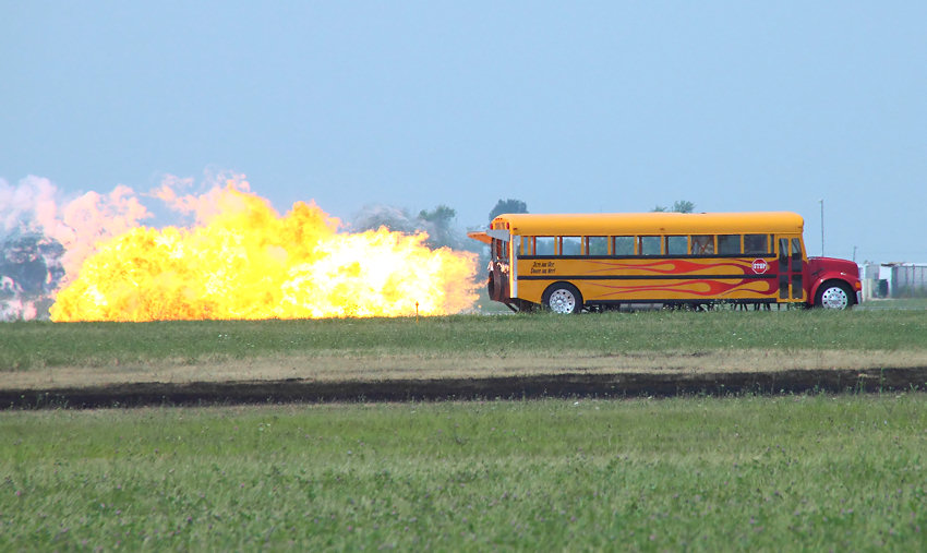 School Time Jet Bus: Der Schulbus hat 42.584 PS und rast mit 563 km/h über die Startbahn