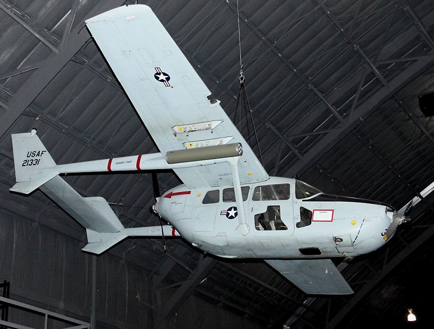 Cessna O-2A Skymaster: sechsitziger Schulterdecker mit Doppelleitwerk und Schubpropeller