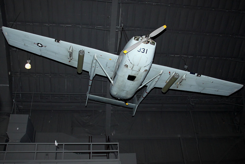 Cessna O-2A Skymaster: Militärvariante der Cessna 337 Super Skymaster mit Doppelleitwerk und Schubpropeller