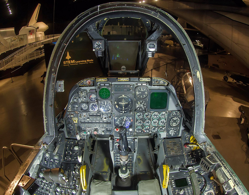 Fairchild Republic A-10 - Cockpit