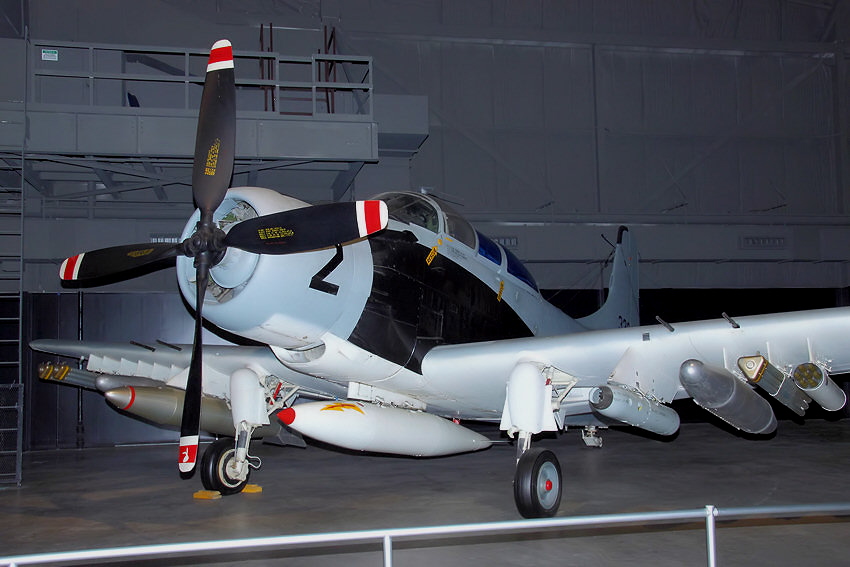 Douglas A-1E Skyraider: Jagdbomber des US-Unternehmens Douglas Aircraft Company von 1946