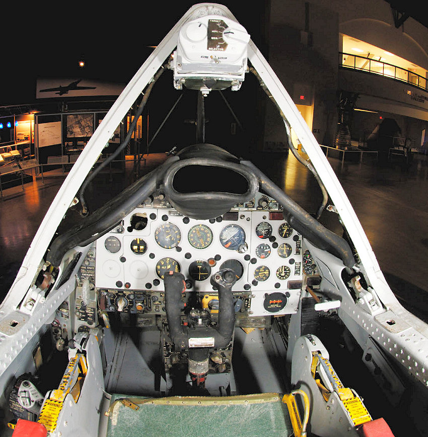 Convair F-102A Delta Dagger - Cockpit