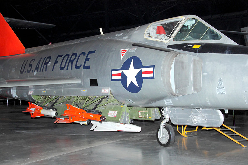 Convair F-102 Delta Dagger - Waffenschacht