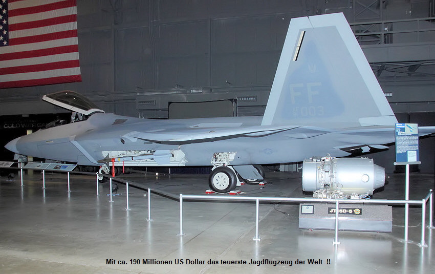 Lockheed Martin F-22 Raptor: Stealth-Flugzeug mit Schubvektorsteuerung fliegt Überschallgeschwindigkeit