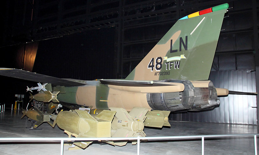 General Dynamics F-111 Aardvark: taktischer Jagdbomber und Aufklärer der USA mit Schwenkflügel