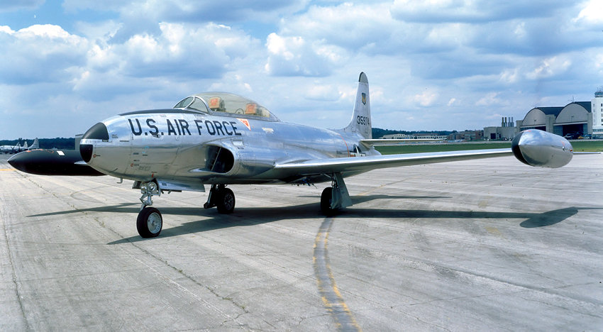Lockheed T-33 Shooting Star (T-Bird): Das Trainigsflugzeug wurde aus der einsitzigen P-80 Shooting Star entwickelt