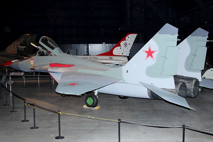 Mikoyan-Gurevich MiG-29: Die MiG-29 wurde als Reaktion auf eine neue Generation von US-Flugzeugen, wie die F-15 und F-16 entworfen