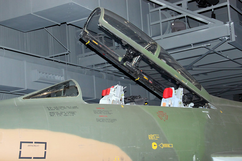 North American F-100F Super Sabre: doppelsitziges Trainingsflugzeug der F-100F Super Sabre
