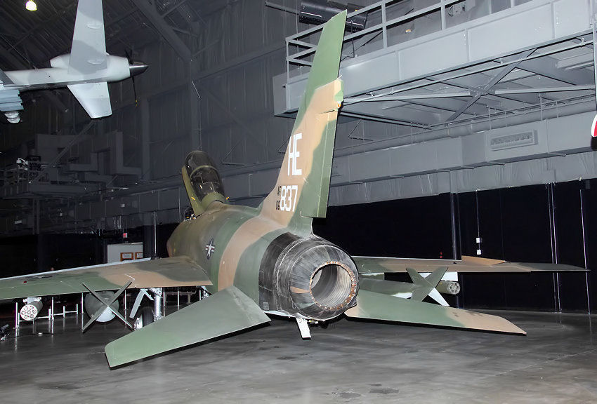 North American F-100 Super Sabre: zweisitziges Trainingsflugzeug der F-100F Super Sabre