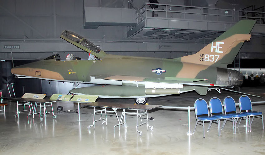 North American F-100F Super Sabre: zweisitziges Trainingsflugzeug der USA