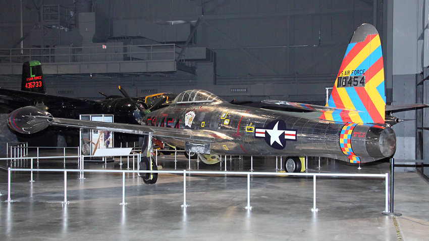 Republic F-84E Thunderjet: Das Flugzeug wurde gegen Ende des Zweiten Weltkrieges als strahlgetriebenes Jagdflugzeug für die Luftwaffe der USA konstruiert