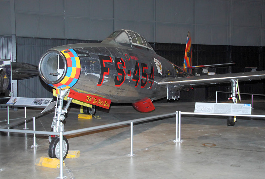 Republic F-84E Thunderjet: Die Republic F-84 „Thunderjet“ wurde gegen Ende des Zweiten Weltkrieges als strahlgetriebenes Jagdflugzeug für die Luftwaffe der USA konstruiert