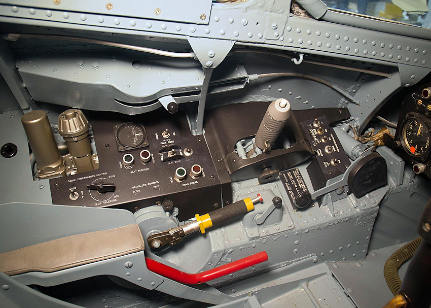 Bell X-5 - Cockpit links