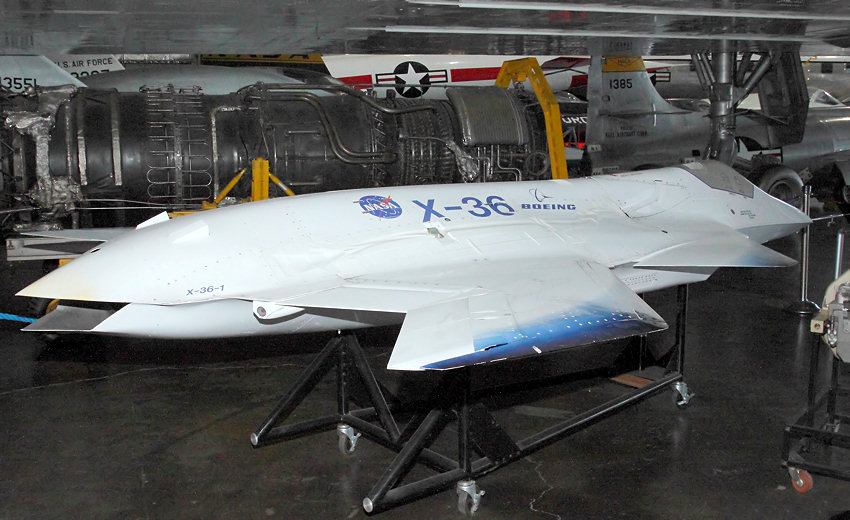 NASA / Boeing X-36: Flugzeug mit Schubvektorsteuerung erforscht Flüge ohne Seitenleitwerk