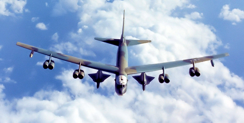 Lockheed D-21B: 2 dieser Mach-3 Drohnen mit Staustrahltriebwerken wurden an den Flügelunterseiten an Pylonen einer Boeing B-52 Stratofortress mitgeführt und abgeworden