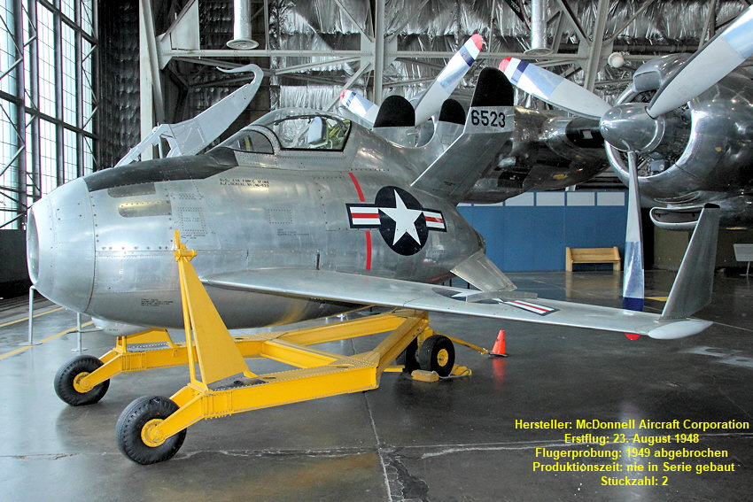 McDonnell XF-85 Goblin - wurde im Bombenschacht der B-36 mitgeführt und wieder aufgenommen